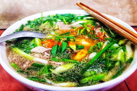 Bát tái lăn nhiều hành của phở Thìn (Lò Đúc).