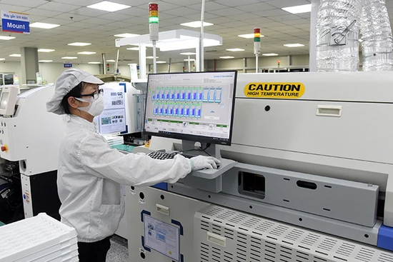 Sản xuất linh kiện điện tử ở Công ty TNHH Bumjin Electronics Vina (100% vốn đầu tư của Hàn Quốc). Ảnh | TRẦN HẢI