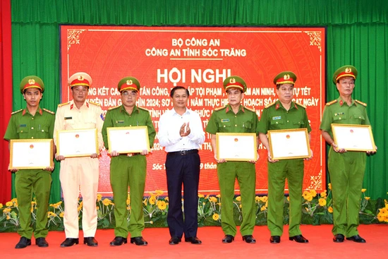Chủ tịch UBND tỉnh Sóc Trăng Trần Văn Lâu trao Bằng khen cho các tập thể và cá nhân.
