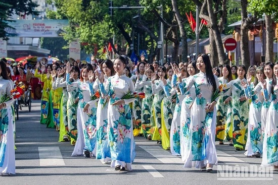 Đoàn diễu hành áo dài của Thành đoàn Hà Nội tại Festival Thu Hà Nội, tháng 10/2023. (Ảnh minh họa: THÀNH ĐẠT)