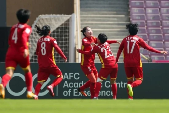 Các nữ cầu thủ vỡ òa niềm vui với bàn mở tỷ số trong trận gặp Đài Bắc (Trung Quốc) tại khuôn khổ vòng play-off World Cup 2023. (Ảnh: Getty/TTXVN)