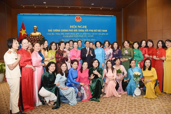 Thủ tướng Phạm Minh Chính với các đại biểu dự Hội nghị phụ nữ. Ảnh: TRẦN HẢI