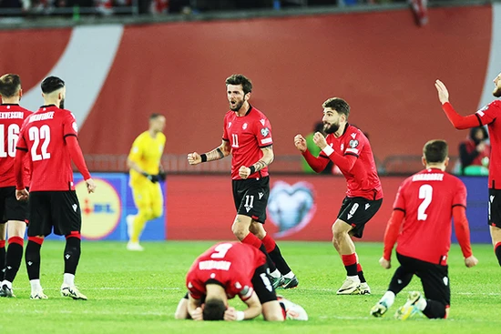 Thắng Hy Lạp, đội tuyển Georgia lần đầu tham dự vòng chung kết EURO.