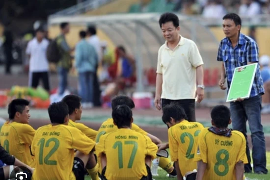 Bầu Hiển xuống sân động viên cầu thủ và HLV Triệu Quang Hà khi CLB Hà Nội mới lên V- League năm 2008.