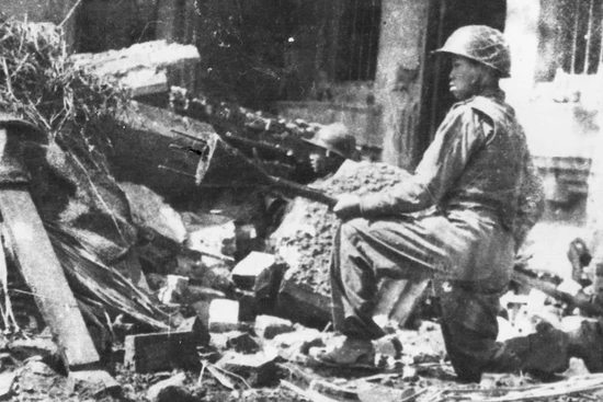 Quyết tử quân Hà Nội ôm bom ba càng đón đánh xe tăng quân Pháp trong ngày đầu toàn quốc kháng chiến (cuối năm 1946). (Nguồn: Sách Lịch sử Đảng bộ thành phố Hà Nội 1930-200)