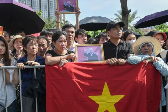 Người dân tiễn đưa Tổng Bí thư Nguyễn Phú Trọng dọc theo các tuyến phố tại Thủ đô Hà Nội.