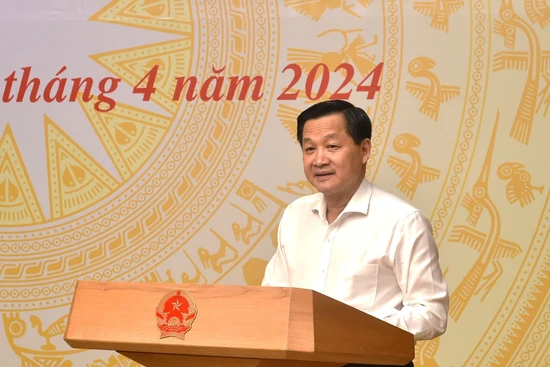 Phó Thủ tướng Lê Minh Khái phát biểu ý kiến tại cuộc họp.