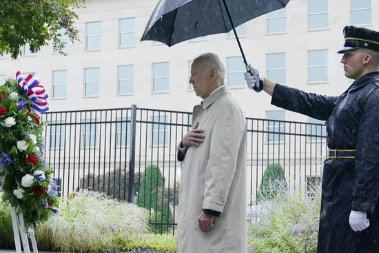 Tổng thống Mỹ Joe Biden đặt vòng hoa tưởng niệm trong khuôn viên Lầu năm góc. (Ảnh: Reuters)