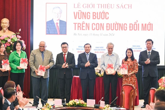 Bộ sách “Vững bước trên con đường đổi mới” - bước phát triển tư duy lý luận của Đảng trên hành trình đổi mới và hội nhập quốc tế