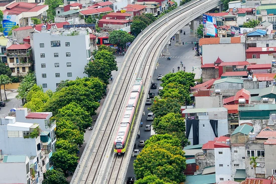 Tuyến đường sắt đô thị Nhổn-ga Hà Nội vận hành giúp hạn chế tình trạng ùn tắc giao thông các tuyến đường phía tây Hà Nội. (Ảnh THỦY NGUYÊN)