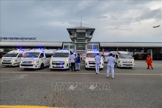 Nhân viên y tế được triển khai tại sân bay Suvarnabhumi ở Bangkok (Thái Lan) khi máy bay Boeing 777 của Hãng Singapore Airlines phải hạ cánh khẩn cấp do nhiễu động không khí, ngày 21/5/2024. (Ảnh: AFP/TTXVN)