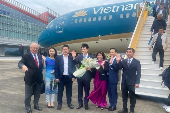 Đại diện Lãnh đạo tỉnh Quảng Ninh, Cảng Hàng không quốc tế Vân Đồn tặng hoa, chào mừng ông Suzuki Naomichi, Thống đốc tỉnh Hokkaido (Nhật Bản) đến Quảng Ninh.