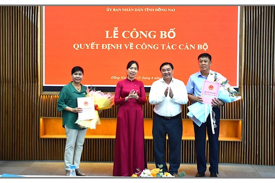Lãnh đạo Ban Tổ chức Tỉnh ủy và Sở Nội vụ Đồng Nai trao quyết định cho ông Trương Đình Hiệp (bên phải) và bà Đỗ Thị Thu Hằng (bên trái).