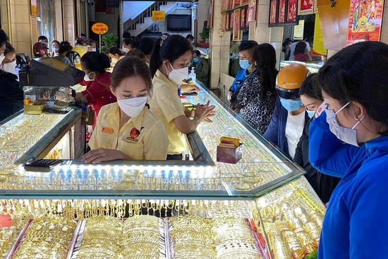 Ngân hàng Nhà nước Việt Nam đã có những động thái tích cực khi kịp thời đưa ra phương án chẩn trị "cơn sốt" giá vàng. 