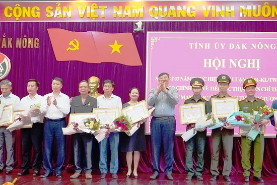 Ủy ban nhân dân tỉnh Đắk Nông tặng Bằng khen 10 tập thể, 9 cá nhân đã có thành tích xuất sắc trong học tập và làm theo tư tưởng, đạo đức, phong cách Hồ Chí Minh.