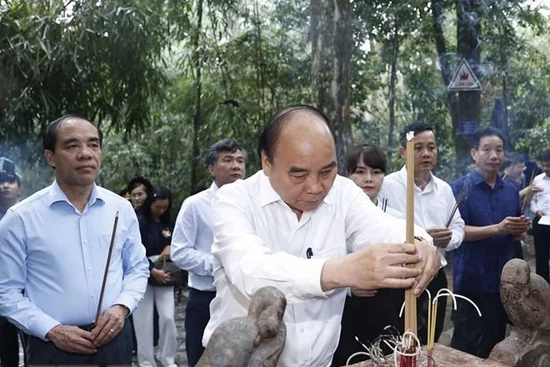 Chủ tịch nước dâng hương tại Khu di tích Quốc gia đặc biệt Tân Trào. (Ảnh: TTXVN)