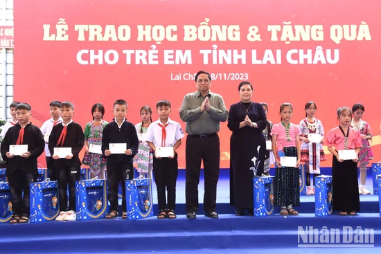 Thủ tướng Phạm Minh Chính trao quà và học bổng tặng các học sinh