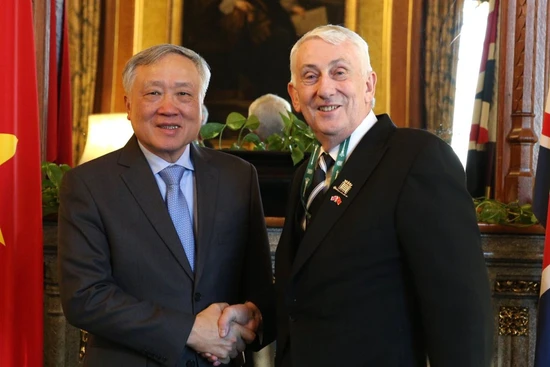 Phó Thủ tướng Thường trực Nguyễn Hòa Bình và Chủ tịch Hạ viện Anh Lindsay Hoyle. Ảnh: Bộ Ngoại giao