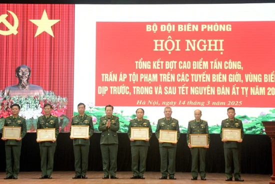 Trao thưởng các tập thể, cá nhân có thành tích xuất sắc tiêu biểu trong thực hiện nhiệm vụ. 
