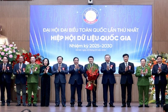 Tổng Bí thư Tô Lâm và Thủ tướng Phạm Minh Chính chúc mừng Ban Thường vụ Hiệp hội Dữ liệu quốc gia nhiệm kỳ 2025-2030. (Ảnh: ĐĂNG KHOA)