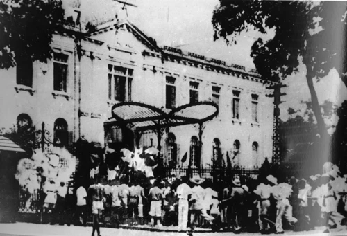 Đánh chiếm Bắc Bộ Phủ - Tổng khởi nghĩa giành chính quyền tại Hà Nội tháng 8/1945. (Ảnh: Tư liệu – TTXVN)