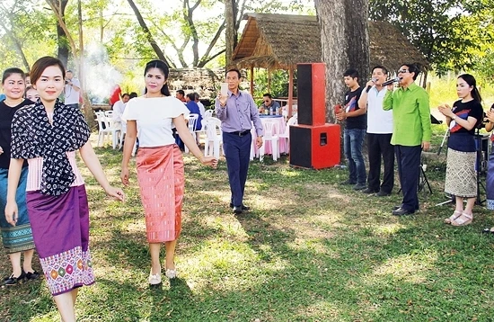 NSQG Buangeun Saphouvong (ngoài cùng, bên phải) thể hiện ca khúc “Hồ Chí Minh kính yêu muôn đời”.
