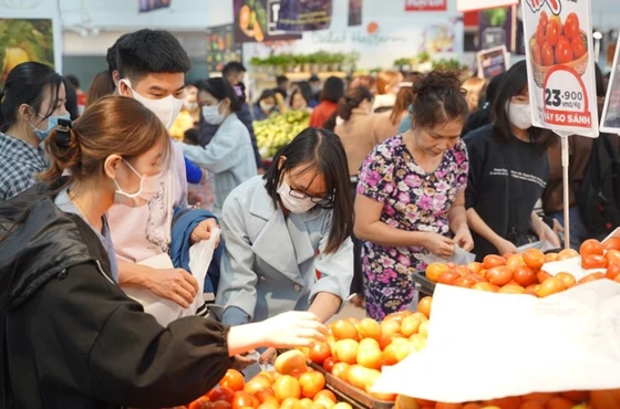 Người tiêu dùng mua sắm thực phẩm tại siêu thị Big C Thăng Long.