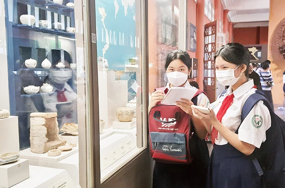Học sinh tham quan Bảo tàng Lịch sử Thành phố Hồ Chí Minh. 