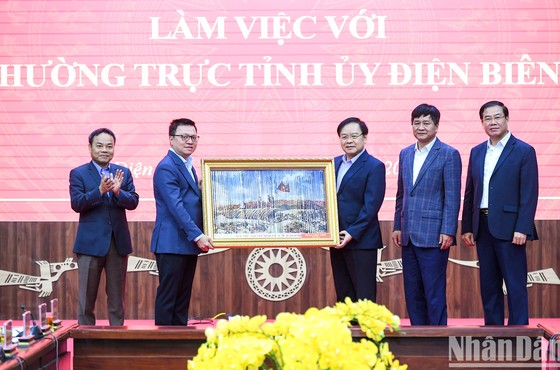 Tỉnh Điện Biên tặng quà lưu niệm Đoàn công tác của Báo Nhân Dân. (Ảnh: Thành Đạt)