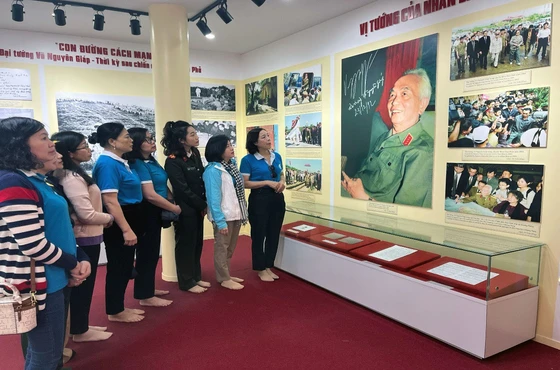 Cán bộ Hội Liên hiệp Phụ nữ tỉnh Bắc Ninh về nguồn nhân kỷ niệm 70 năm Chiến thắng Điện Biên Phủ. 