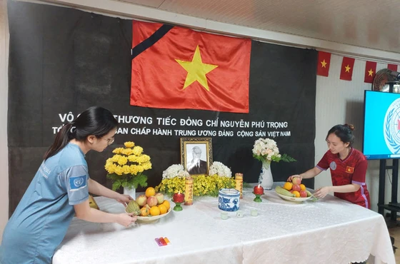 Cán bộ, nhân viên Bệnh viện Dã chiến cấp 2 số 5 Việt Nam chuẩn bị bàn thờ Tổng Bí thư Nguyễn Phú Trọng.