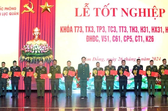 Lãnh đạo Học viện Lục quân trao bằng tốt nghiệp cho học viên Quân đội Hoàng gia Campuchia.