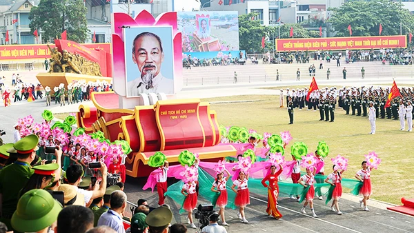 Rước ảnh Bác Hồ qua lễ đài trong buổi tổng duyệt Lễ kỷ niệm 70 năm Chiến thắng Điện Biên Phủ. Ảnh: DUY LINH