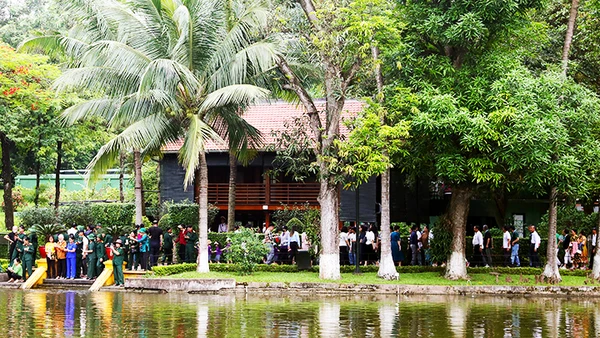 Đông đảo người dân cùng cựu chiến binh tham quan Nhà sàn Bác Hồ trong Khu di tích Chủ tịch Hồ Chí Minh tại Hà Nội. Ảnh: KHIẾU MINH