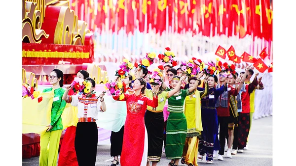 Đại diện 54 dân tộc anh em tưng bừng trong lễ diễu binh - diễu hành mừng 50 năm Ngày Giải phóng miền nam, thống nhất đất nước. Ảnh: TUẤN ANH