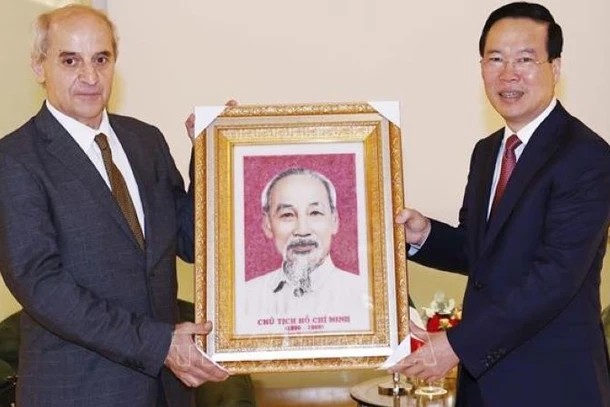 Chủ tịch nước Võ Văn Thưởng tặng bức chân dung Chủ tịch Hồ Chí Minh cho Tổng Bí thư Đảng Cộng sản Italia Mauro Alboresi. (Ảnh TTXVN)