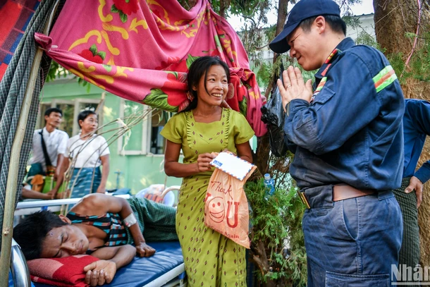 Trong tâm chấn Myanmar: Những món quà đặc biệt từ Việt Nam