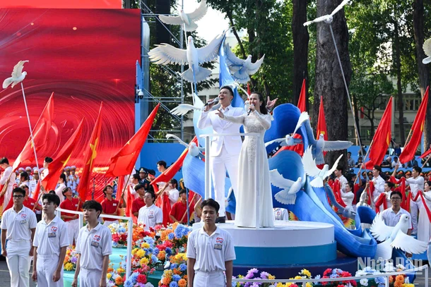 Hai ca sĩ Võ Hạ Trâm và Đông Hùng trong chương trình nghệ thuật sáng 30/4. (Ảnh: DUY LINH)