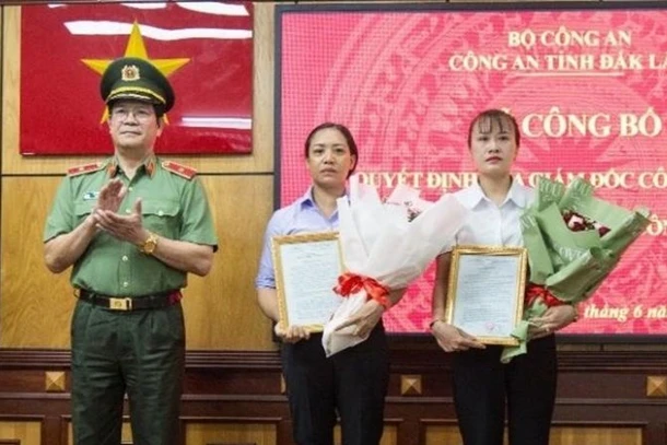 Thiếu tướng Lê Vinh Quy, Giám đốc Công an tỉnh Đắk Lắk đã trao quyết định tạm tuyển chị Trần Thị Sen vào làm việc tại Công an xã Hòa Thắng, thành phố Buôn Ma Thuột và quyết định tuyển chọn chị Phạm Thị Như Phương vào làm việc tại Công an xã Đray Bhăng, huyện Cư Kuin. (Ảnh: Công an Đắk Lắk)