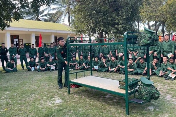 Cán bộ hướng dẫn sắp xếp nội vụ cho chiến sĩ mới.