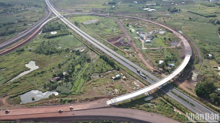 Cao tốc Phan Thiết-Dầu Giây giao nhau với cao tốc Thành phố Hồ Chí Minh-Long Thành-Dầu Giây, đoạn thuộc địa bàn tỉnh Đồng Nai.