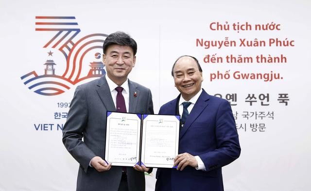 Chủ tịch nước Nguyễn Xuân Phúc và Thị trưởng thành phố Gwangju Bang Se-hwan tại Lễ công bố Ngày Việt Nam của thành phố Gwangju. (Ảnh: TTXVN)