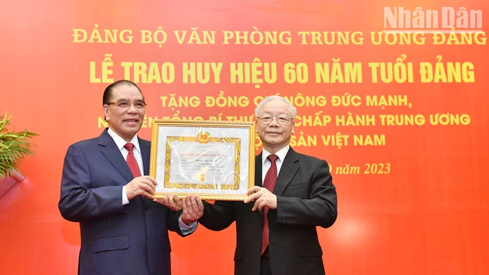 [Ảnh] Tổng Bí thư Nguyễn Phú Trọng trao Huy hiệu 60 năm tuổi Đảng tặng nguyên Tổng Bí thư Nông Đức Mạnh