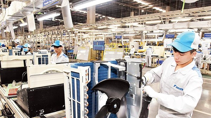 Công nhân Công ty cổ phần Daikin Việt Nam lắp ráp máy điều hòa. Ảnh: ĐẶNG MINH