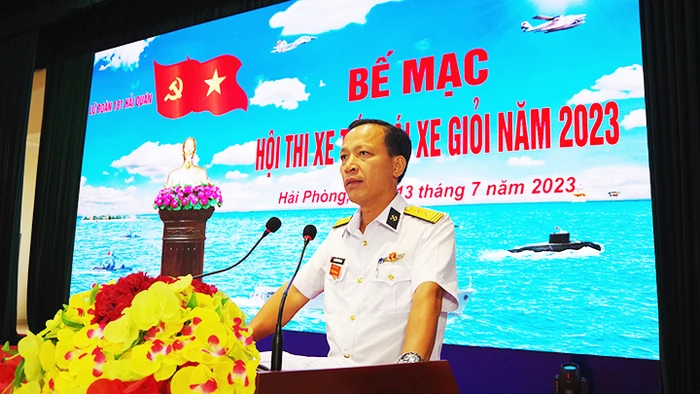 Lữ đoàn trưởng Nguyễn Trần Nam phát biểu trong “Hội thi xe tốt, lái xe giỏi năm 2023” của Lữ đoàn.