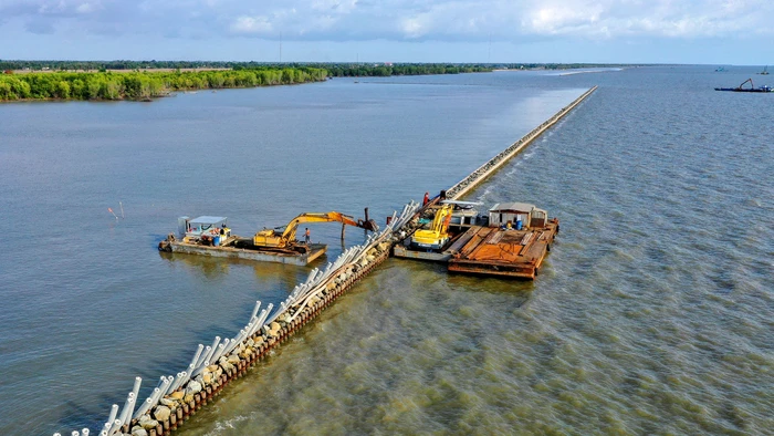 Xây dựng bờ kè ven biển để bảo vệ những đoạn đê xung yếu tại Cà Mau. Ảnh: Nguyễn Thanh Dũng