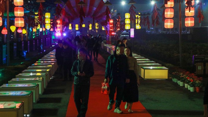 Con đường thơ ở Hoàng Thành sáng rực rỡ trong đêm Nguyên Tiêu.