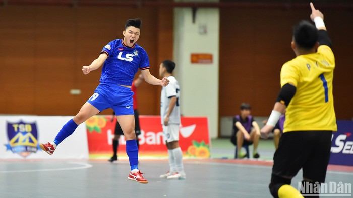 Cầu thủ An Lâm Tới (Thái Sơn Bắc) ăn mừng sau khi ghi bàn nâng tỷ số 2-1 trong trận gặp Câu lạc bộ GFDI Sông Hàn.