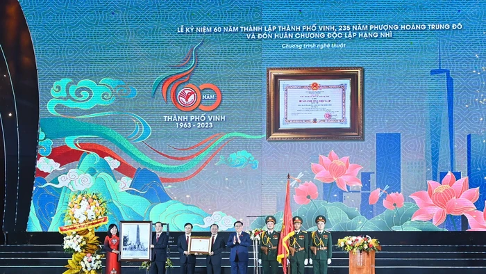 Chủ tịch Quốc hội Vương Đình Huệ trao Huân chương Độc lập hạng Nhì, tặng hoa, trao tặng bức tranh lưu niệm “Chủ tịch Hồ Chí Minh thăm công trường xây dựng Nhà máy điện Vinh (6/1957) cho Đảng bộ, chính quyền và nhân dân thành phố Vinh. (Ảnh: Duy Linh)