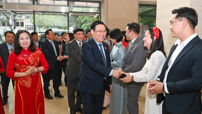 Chủ tịch Quốc hội Vương Đình Huệ với cán bộ, phóng viên báo Đại biểu Nhân dân và Truyền hình Quốc hội Việt Nam.